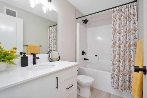 206 Cambridge Way, Sylvan Lake, AB - Indoor Photo Showing Bathroom