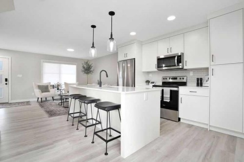 206 Cambridge Way, Sylvan Lake, AB - Indoor Photo Showing Kitchen With Upgraded Kitchen