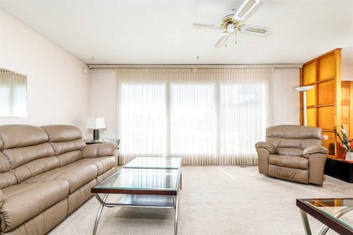 90 Welton Crescent, Red Deer, AB - Indoor Photo Showing Living Room