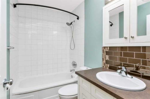 5 Freemont Close, Red Deer, AB - Indoor Photo Showing Bathroom
