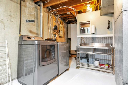 5 Freemont Close, Red Deer, AB - Indoor Photo Showing Laundry Room