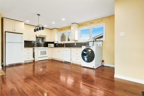 5 Freemont Close, Red Deer, AB - Indoor Photo Showing Kitchen