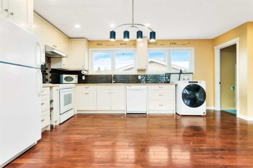 5 Freemont Close, Red Deer, AB - Indoor Photo Showing Kitchen