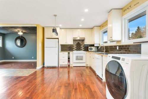 5 Freemont Close, Red Deer, AB - Indoor Photo Showing Laundry Room