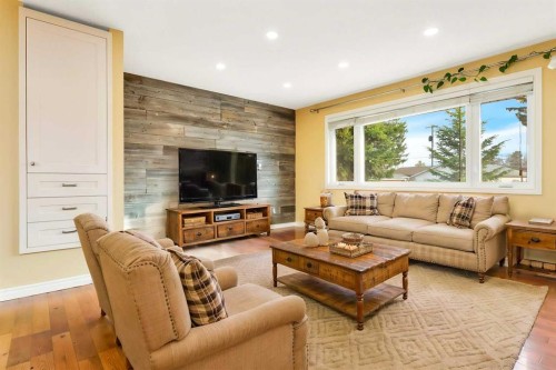 5 Freemont Close, Red Deer, AB - Indoor Photo Showing Living Room