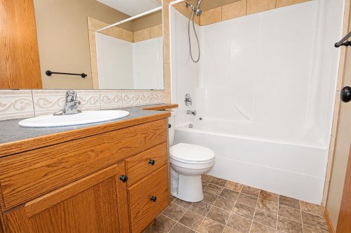 60 Vickers Close, Red Deer, AB - Indoor Photo Showing Bathroom