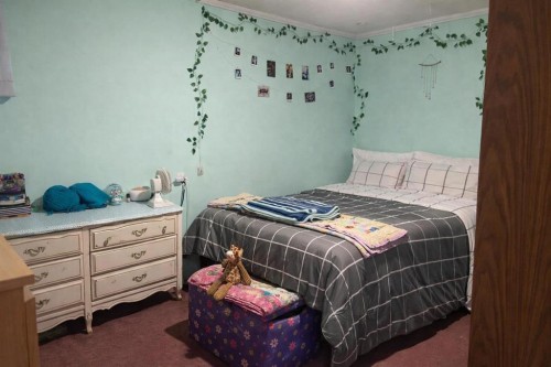 702 Royal Drive, Trochu, AB - Indoor Photo Showing Bedroom