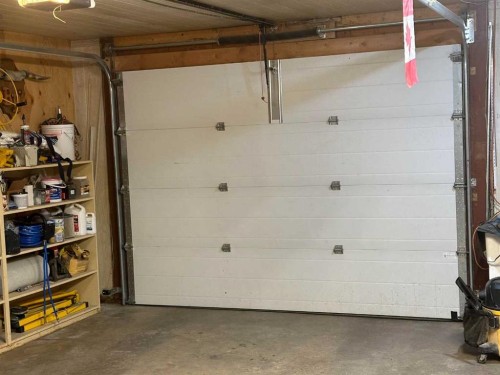 702 Royal Drive, Trochu, AB - Indoor Photo Showing Garage