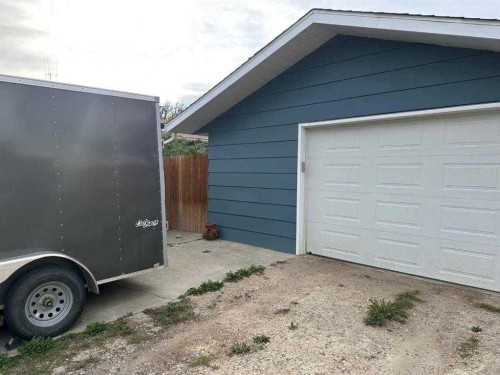 702 Royal Drive, Trochu, AB - Outdoor With Exterior