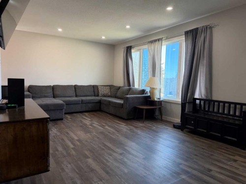 702 Royal Drive, Trochu, AB - Indoor Photo Showing Living Room
