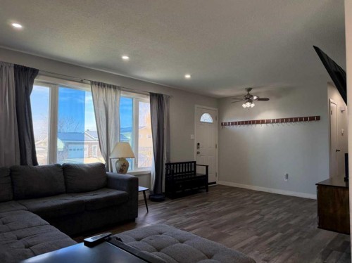 702 Royal Drive, Trochu, AB - Indoor Photo Showing Living Room