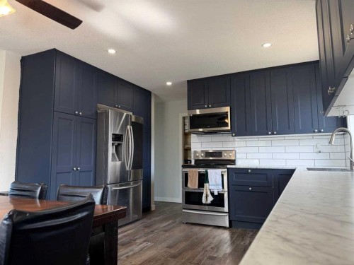 702 Royal Drive, Trochu, AB - Indoor Photo Showing Kitchen