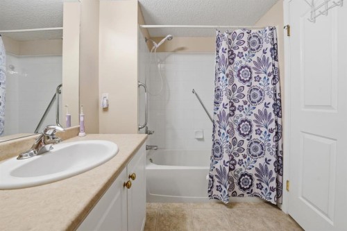330-56 Carroll Crescent, Red Deer, AB - Indoor Photo Showing Bathroom