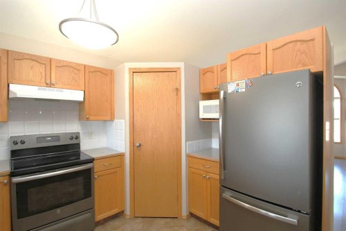 188 Deschner Close, Red Deer, AB - Indoor Photo Showing Kitchen