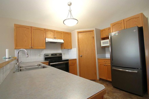 188 Deschner Close, Red Deer, AB - Indoor Photo Showing Kitchen With Double Sink