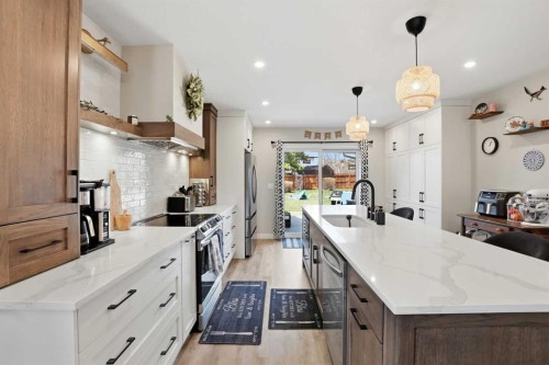 8 Willow Place, Lacombe, AB - Indoor Photo Showing Kitchen With Upgraded Kitchen
