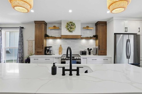 8 Willow Place, Lacombe, AB - Indoor Photo Showing Kitchen With Upgraded Kitchen