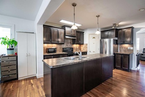 172 Ibbotson Close, Red Deer, AB - Indoor Photo Showing Kitchen With Double Sink With Upgraded Kitchen