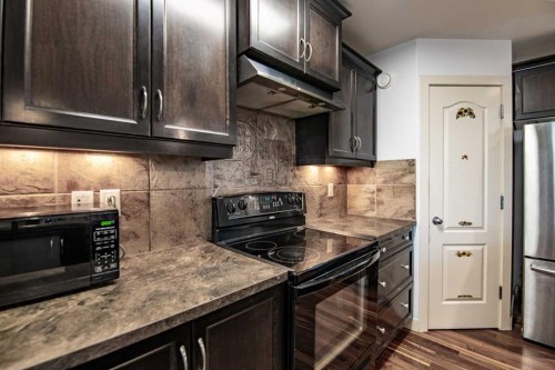172 Ibbotson Close, Red Deer, AB - Indoor Photo Showing Kitchen