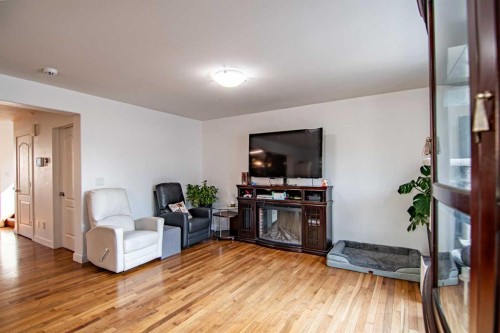 172 Ibbotson Close, Red Deer, AB - Indoor Photo Showing Living Room
