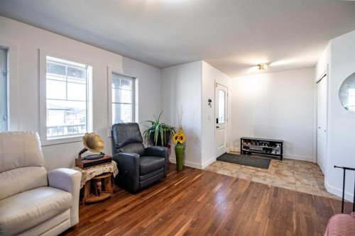 172 Ibbotson Close, Red Deer, AB - Indoor Photo Showing Living Room