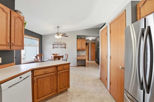 139 Donnelly Crescent, Red Deer, AB - Indoor Photo Showing Kitchen