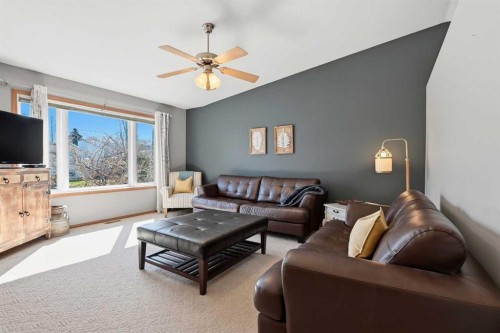 139 Donnelly Crescent, Red Deer, AB - Indoor Photo Showing Living Room