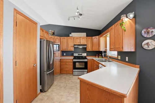 139 Donnelly Crescent, Red Deer, AB - Indoor Photo Showing Kitchen With Double Sink