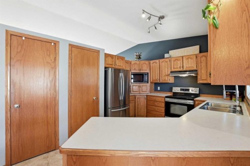 139 Donnelly Crescent, Red Deer, AB - Indoor Photo Showing Kitchen With Double Sink