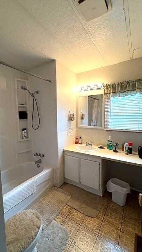 4908 46 Street, Hardisty, AB - Indoor Photo Showing Bathroom