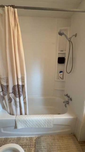 4908 46 Street, Hardisty, AB - Indoor Photo Showing Bathroom
