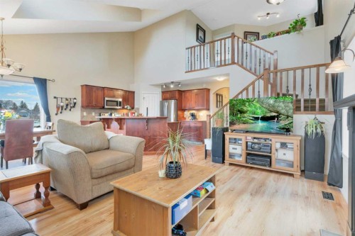100 Wade Close, Red Deer, AB - Indoor Photo Showing Living Room