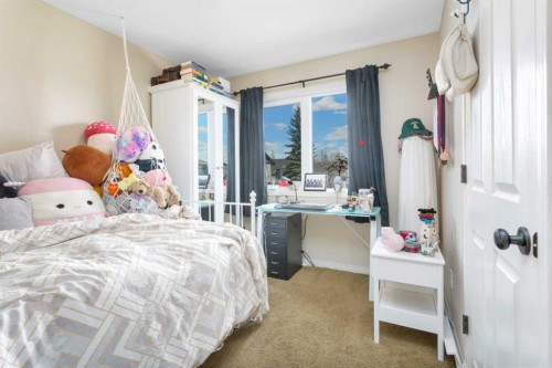 100 Wade Close, Red Deer, AB - Indoor Photo Showing Bedroom