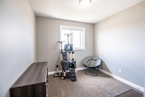 6-2002 22 Avenue, Bowden, AB - Indoor Photo Showing Gym Room