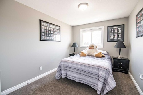 6-2002 22 Avenue, Bowden, AB - Indoor Photo Showing Bedroom