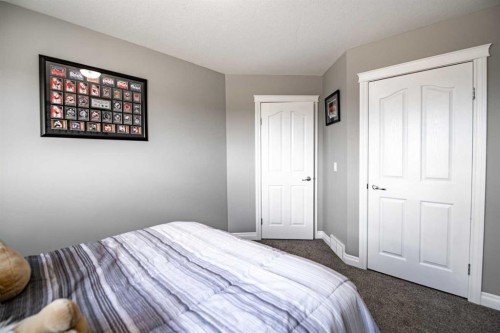 6-2002 22 Avenue, Bowden, AB - Indoor Photo Showing Bedroom