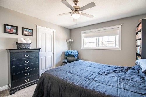 6-2002 22 Avenue, Bowden, AB - Indoor Photo Showing Bedroom