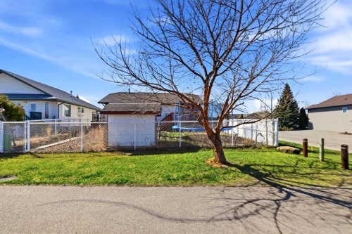 2 Lewis Close, Red Deer, AB - Outdoor