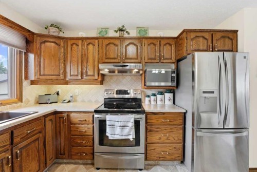 77 Allan Close, Red Deer, AB - Indoor Photo Showing Kitchen