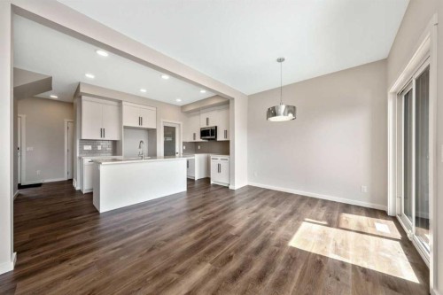 366 Heritage Boulevard, Cochrane, AB - Indoor Photo Showing Kitchen