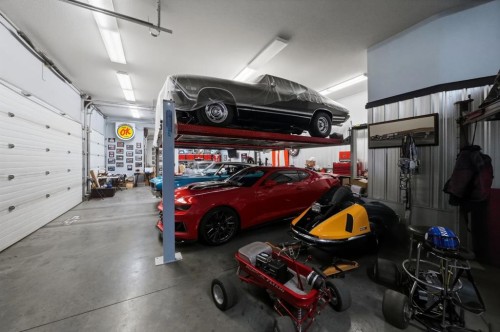 31 Ashley Close, Red Deer, AB - Indoor Photo Showing Garage