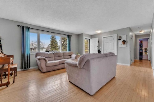 20 Caledonia Drive, Leduc, AB - Indoor Photo Showing Living Room