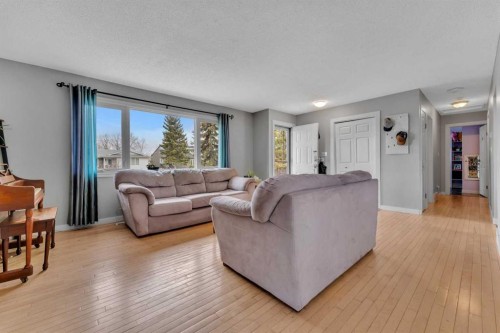 20 Caledonia Drive, Leduc, AB - Indoor Photo Showing Living Room