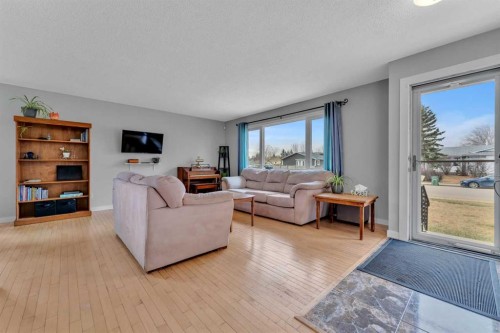 20 Caledonia Drive, Leduc, AB - Indoor Photo Showing Living Room