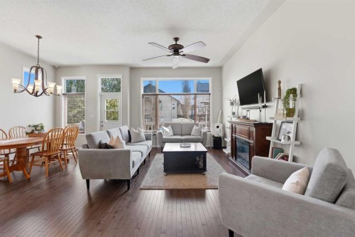 112 Ingle Close, Red Deer, AB - Indoor Photo Showing Living Room