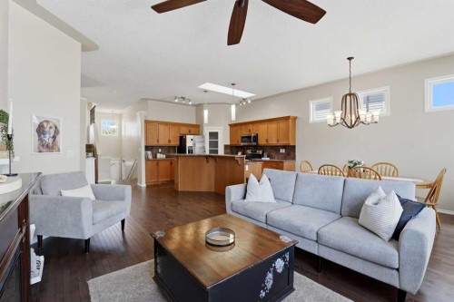 112 Ingle Close, Red Deer, AB - Indoor Photo Showing Living Room