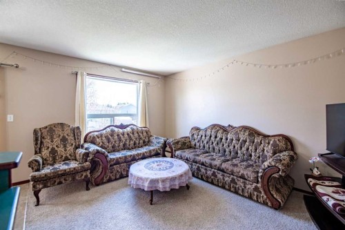 5817 60 Avenue, Red Deer, AB - Indoor Photo Showing Living Room