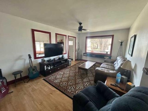 4702 49Th Street, Bashaw, AB - Indoor Photo Showing Living Room