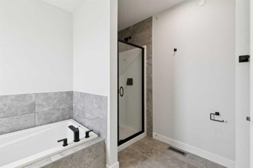 546 Hotchkiss Manor, Calgary, AB - Indoor Photo Showing Bathroom