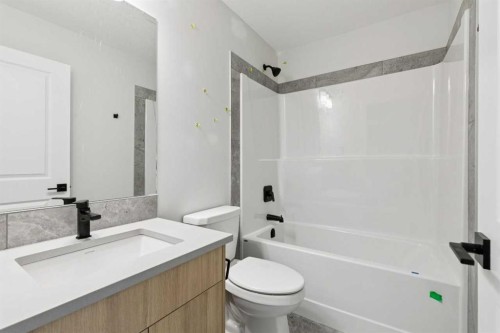 546 Hotchkiss Manor, Calgary, AB - Indoor Photo Showing Bathroom